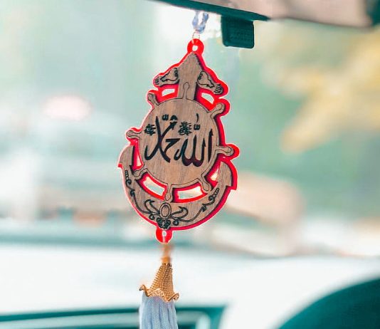 A lejohet vendosja e emrit të Allahut ose atë të Muhamedit ﷺ mbrapa në veturë?