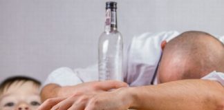 Mëkati që bëhet para syve të fëmijëve, po edhe para families sime të ngusht a konsiderohet i haptë dhe publik?