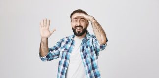 A duhet bërë me dorë kur t’i përshëndesim muslimanët me selam?