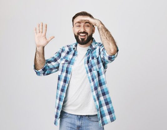 A duhet bërë me dorë kur t’i përshëndesim muslimanët me selam?