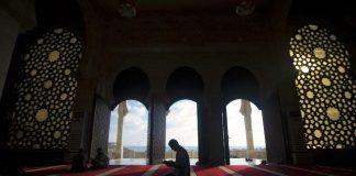 A më lejohet ta fali ikindinë kaza për shkak të punës?