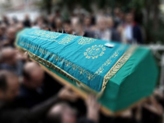 A lejohet t’i varrosim të vdekurit me arkivol?