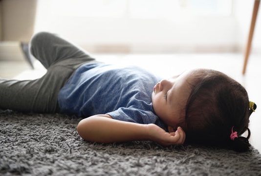 A lejohet të kalojmë mbi fëmijun e shtrirë në dysheme?