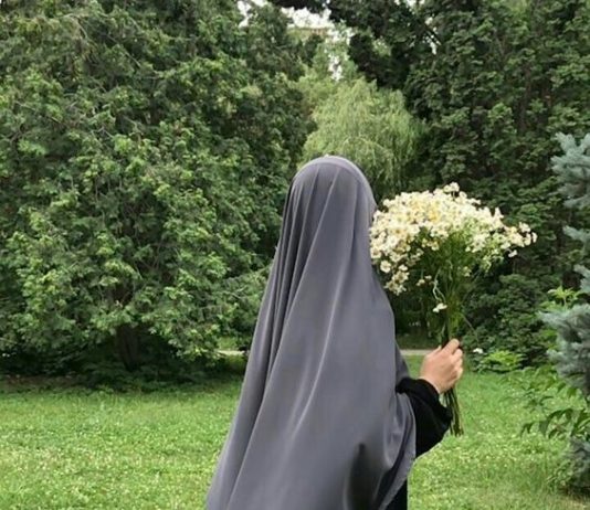 A nënkupton mbulesa edhe mbulimin e krahëve?