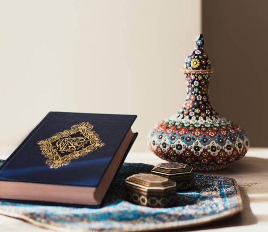 A i lejohet çiftit musliman të mbajë Kuran në dhomën e gjumit?