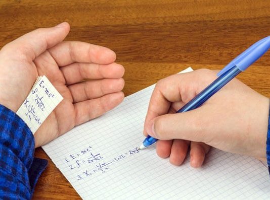 A lejohet kopjimi në provim për studentët dhe nxënësit?