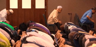 Cilat janë regullat rreth faljes së namazit në karrige?