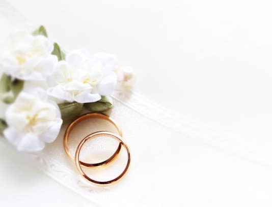 Në cilën dorë mbahet unaza e martesës?