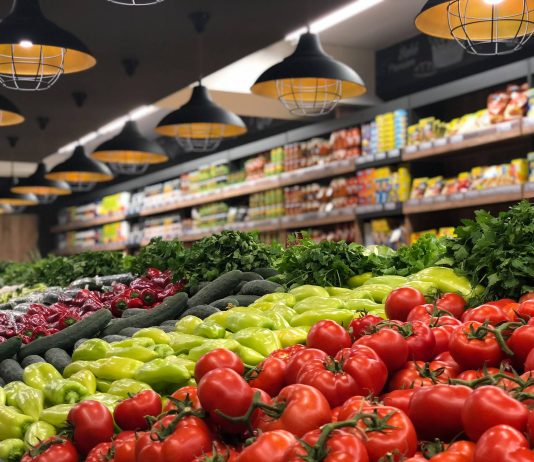 A lejohet shitja e një produkti me çmime të ndryshme ndaj klientëve të ndryshëm?