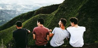 Ai jeton me një grup studentësh që bëjnë disa harame