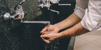 A lejohet që në namazin e abdesit të themi suret që themi edhe në namazet sunet dhe farz?