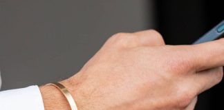 A i lejohet mashkullit musliman të mbajë zinxhirë dhe byzylykë prej argjendi?