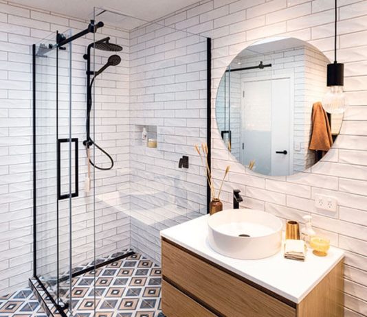 A lejohet të flasim në banjë?