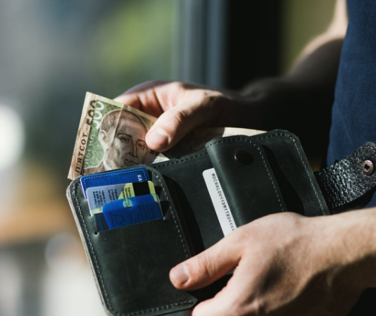 A i lejohet babait mos t’i ndaj pasuri djalit?