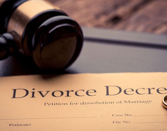 A mundet një grua e divorcuar gjatë idetit të largohet nga shtëpia ku është martuar?