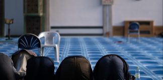 A lejohet të falemi kur kemi njerëz përpara?