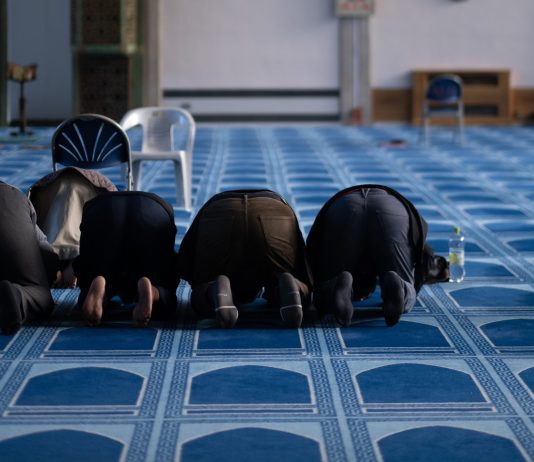 A lejohet të falemi kur kemi njerëz përpara?