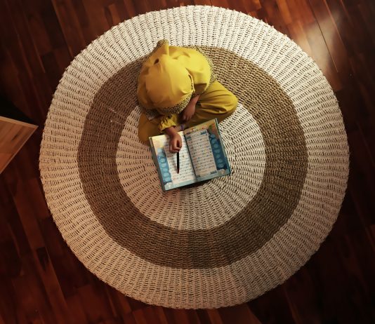 Lexoi Kuran me shkronja latine për të vdekurit, a më pranohet?