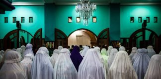 A është më mirë gratë të falin teravitë në shtëpi apo në xhami?