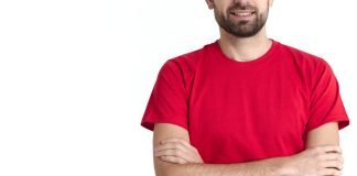 A ju lejohet meshkujve të vishen me rroba me ngjyrë të kuqe?