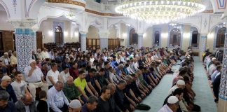 A më lejohet t’i fali vetëm tetë rekate teravi në ato xhami ku falen njëzetë?