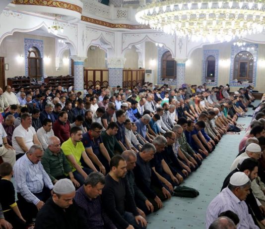 A më lejohet t’i fali vetëm tetë rekate teravi në ato xhami ku falen njëzetë?