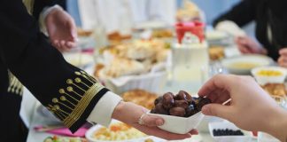 A e kemi obligim të ftojmë në iftare personat që nuk agjërojnë?