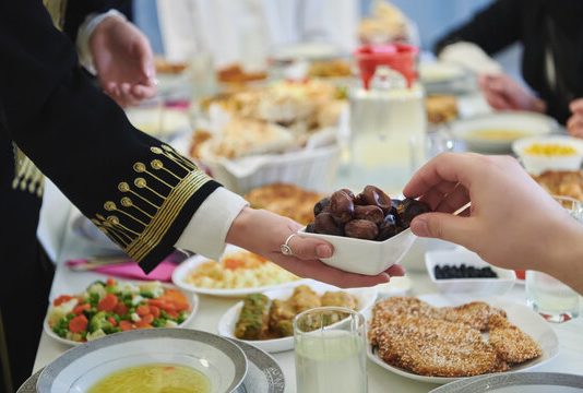 A e kemi obligim të ftojmë në iftare personat që nuk agjërojnë?