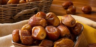 A të hamë iftar së pari apo të falim akshamin?