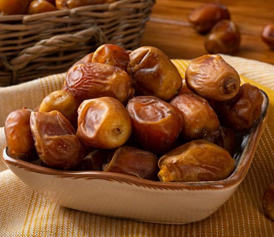 A të hamë iftar së pari apo të falim akshamin?