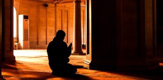Ku dhe si vendosen duart në namaz dhe kur bëhet dhikri?