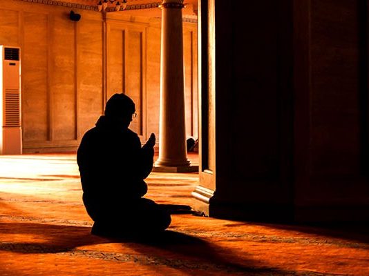 Ku dhe si vendosen duart në namaz dhe kur bëhet dhikri?
