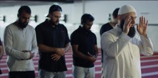 Ngritja e duarve në namaz a bëhet vetëm në tekbirin fillestar apo edhe në rastet e tjera?