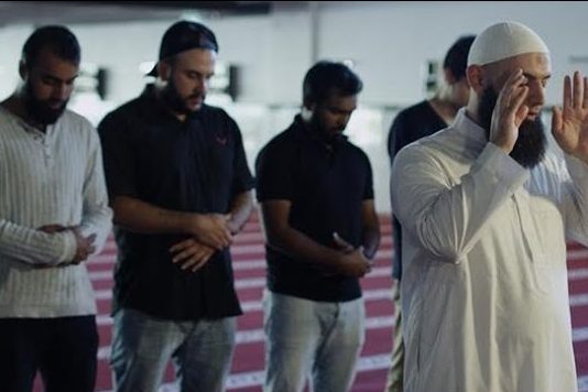 Ngritja e duarve në namaz a bëhet vetëm në tekbirin fillestar apo edhe në rastet e tjera?