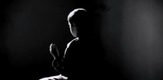 Namazi i natës falet me zë apo pa zë?