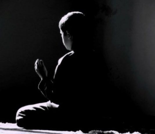 Namazi i natës falet me zë apo pa zë?