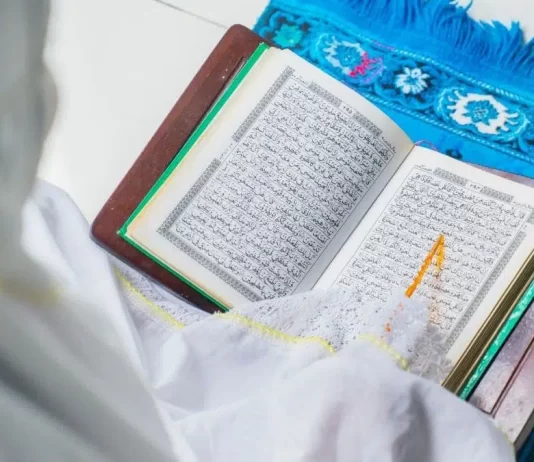 A lejohet leximi i Kuranit pa abdes dhe pa shami?