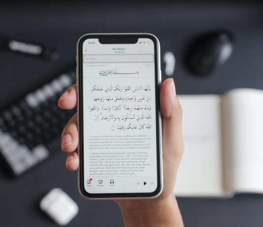 A lejohet të hy në banjo me mobil në të cilin kam Kuran?