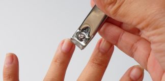 A është e nevojshme, pas prerjes së thonjve apo rruajtjes së flokëve, t’i varrosim ato?