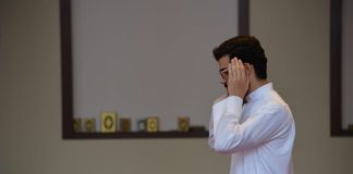 A pranohet namazi nëse nuk e thua tekbirin fillestar?