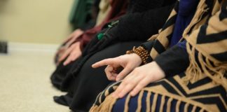 Si duhet të mbahet dhe lëvizet gishti në teshehud?