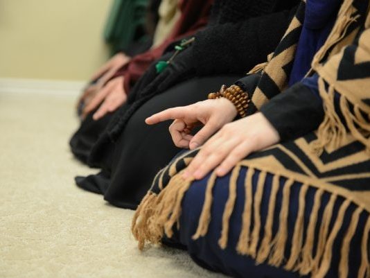 Si duhet të mbahet dhe lëvizet gishti në teshehud?