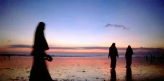 Ajo e inatosi shumë të shoqin dhe i kërkoi që ta divorconte, kështu që ai e divorcoi