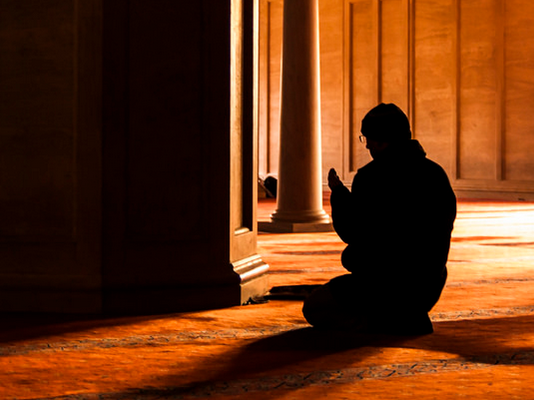 Muslimanët me probleme shëndetësore a është më mirë të falen në shtëpi apo në xhami?