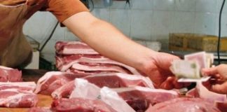 A lejohet ta falim namazin në vendin e punës ku ka mish derri?