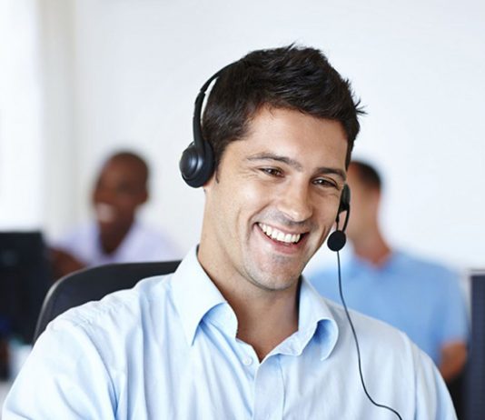 A lejohen ndejat dhe bisedat me koleget femra të punës?