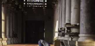 Si t’i largojë mendimet që më vijnë në namaz?