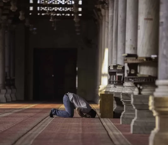 Si t’i largojë mendimet që më vijnë në namaz?
