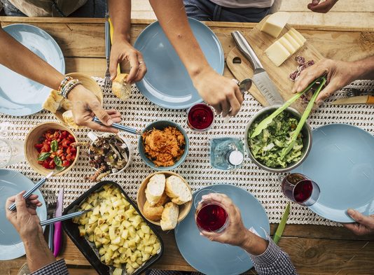 A është më mirë të hamë ushqim së bashku me familjen apo secili i vetëm?