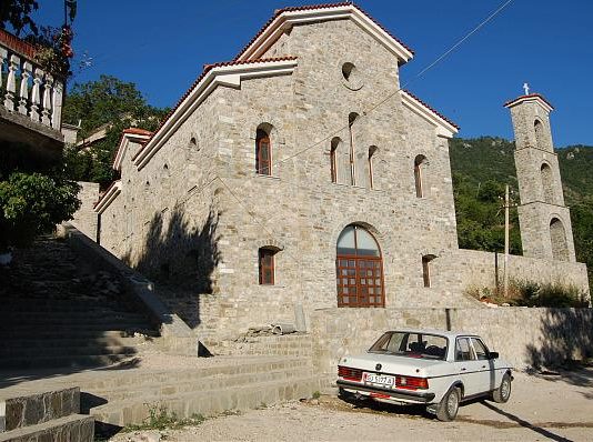 A i lejohet muslimanit të hyjë në kishë?